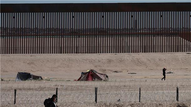 Zelte von Migranten stehen im Flussbett auf der US-amerikanischen Seite der US-mexikanischen Grenze.