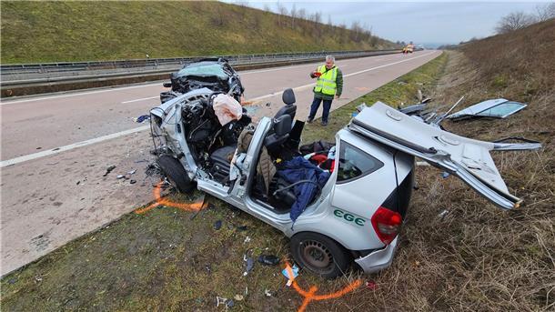 Flucht vor Polizeikontrolle - drei Menschen sterben Zerstörte Fahrzeuge stehen auf der Autobahn A38 nach einem Geisterfahrerunfall mit mehreren Toten.
