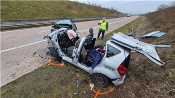 Zerstörte Fahrzeuge stehen auf der Autobahn A38 nach einem Geisterfahrerunfall mit mehreren Toten.
