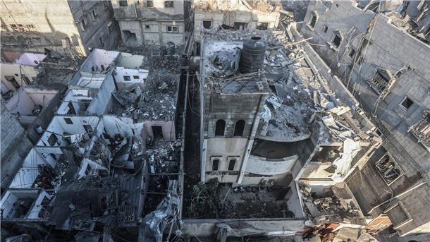 Schätzung: 18,5 Milliarden Dollar Sachschaden in Gaza Zerstörte Gebäude in Chan Junis nach einem israelischen Luftangriff.