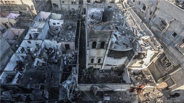Bericht: USA liefern Israel Tausende Bomben Zerstörte Gebäude nach einem israelischen Luftangriff auf das Viertel Al-Amal in Chan Junis. Trotz der Bedenken liefert Washington Israel weitere Tausende schwerer Bomben und Kampfflugzeuge.