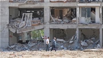 Zerstörte Häuserzeile im südtürkischen Antakya im April 2023. Mit volkswirtschaftlichen Schäden von 50 Milliarden Dollar war das Erdbeben in der Türkei laut Munich Re die finanziell schwerwiegendste Naturkatastrophe des vergangenen Jahres - und die verlustreichste.