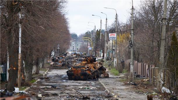 EU-Parlament fordert Sondergerichtshof zum Ukraine-Krieg Zerstörte Panzer in der ukrainischen Stadt Butscha. Die mutmaßlich von russischen Soldaten begangenen Gräueltaten hier sind der Menschenrechtsorganisation Human Rights Watch (HRW) zufolge wohl als Kriegsverbrechen einzuordnen.