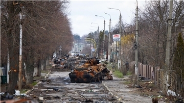 Zerstörte Panzer in der ukrainischen Stadt Butscha. Die mutmaßlich von russischen Soldaten begangenen Gräueltaten hier sind der Menschenrechtsorganisation Human Rights Watch (HRW) zufolge wohl als Kriegsverbrechen einzuordnen.