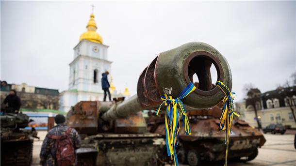 Krieg gegen die Ukraine: So ist die Lage Zerstörte russische Panzer stehen auf einem Platz in der Innenstadt von Kiew.