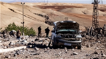 Zerstörungen nach türkischen Luftangriffen auf ein Elektrizitätswerk im syrischen Taql Baql Anfang der Woche.