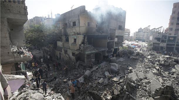 Zerstörungen und Trümmer in Folge des israelischen Bombenangriffs im Flüchtlingslager Nuseirat.