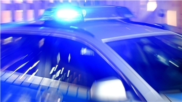Ein Streifenwagen der Polizei mit eingeschaltetem Blaulicht.