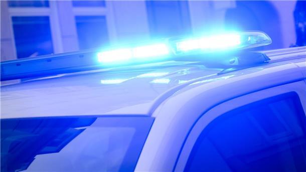 Auto auf Edeka-Parkplatz beschädigt: Verursacher flieht Ein Blaulicht leuchtet auf einem Einsatzfahrzeug der Polizei.