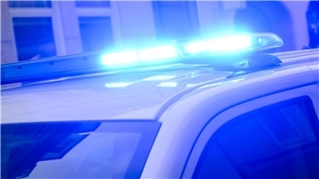 Ein Blaulicht leuchtet auf einem Einsatzfahrzeug der Polizei.