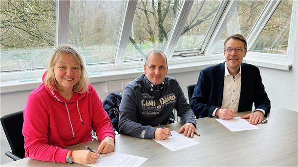 Zevens stellvertretende Bürgermeisterin Martina Stelljes und Stadtdirektor Henning Fricke unterzeichneten jetzt mit dem Vorsitzenden des Familienbeirats, Norman Wendland, eine neue Version der Richtlinien für den Familienbeirat. 