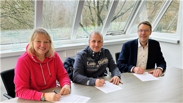 Zevens stellvertretende Bürgermeisterin Martina Stelljes und Stadtdirektor Henning Fricke unterzeichneten jetzt mit dem Vorsitzenden des Familienbeirats, Norman Wendland, eine neue Version der Richtlinien für den Familienbeirat. 