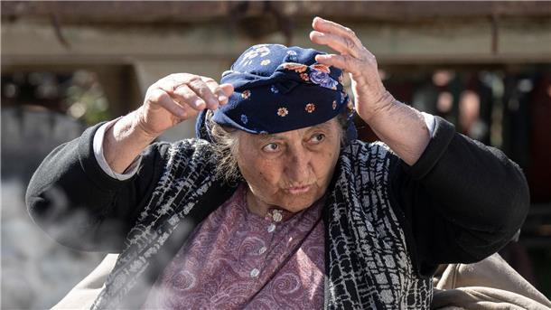Zeynep Mikyaz im Garten ihres Hauses. Ihr Mann ist ums Leben gekommen, sie selbst konnte sich aus den Trümmern retten.
