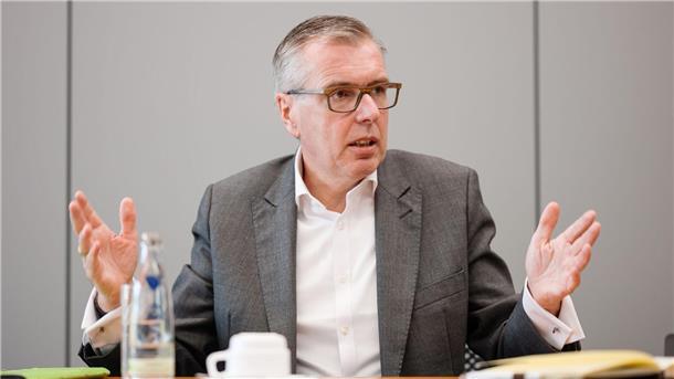 Zulieferer ZF: Erreichen Sparziel - aber das reicht nicht ZF-Chef: „Wir glauben auch nicht, dass 2026 besser wird.“ (Archivbild)
