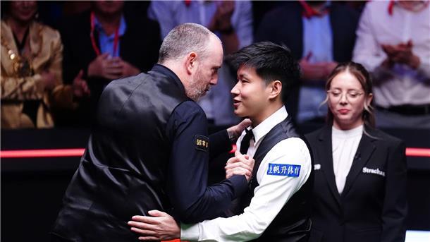 Erster Snooker-Weltmeister aus Asien: Titel an Chinese Zhao Zhao Xintong (r) besiegt im Finale Mark Williams und wird Weltmeister.