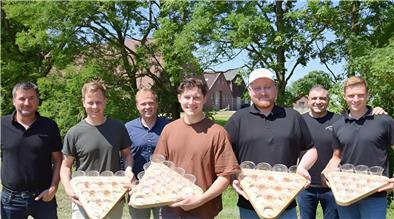 Beerpong in Nordenham: Das ist neu in diesem Jahr bei der Großveranstaltung Sieben Männer stehen nebeneinander.