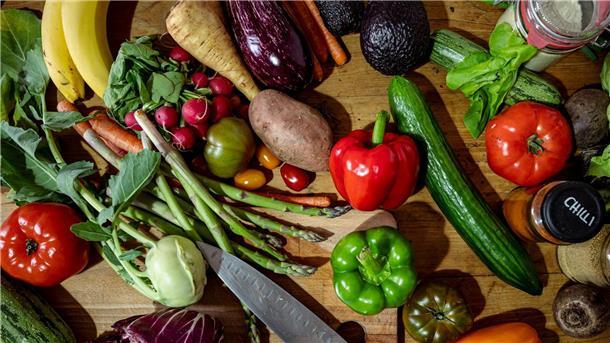 Ziel der Ernährungsstrategie der Bundesregierung ist eine insgesamt stärker pflanzenbasierte Ernährung mit weniger Fleisch.