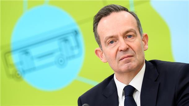 Wissing erwartet Lkw-Boom und will schnelleren Autobahnbau „Ziele eines nachfragegerechten Verkehrs können nicht alleine durch Ausbau von Schiene und Wasserstraße erreicht werden“: Volker Wissing.