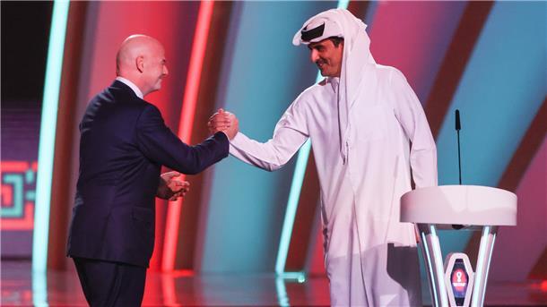 WM-Botschafter überzeugt: Schwulsein ein «geistiger Schaden» Ziemlich beste Freunde: Fifa-Präsident Gianni Infantino (links) gibt Scheich Tamim bin Hamad Al Thani, Emir von Katar, die Hand. Toll.