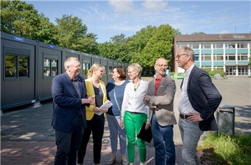 Mobil-Klassen für die Bremerhavener  Oberschule Geestemünde, dank 2,5 Millionen Euro von Land und Stadt (von links): Kämmerer Torsten Neuhoff (CDU), die stellvertretende Betriebsleiterin von Seestadt-Immobilien (SI) Isabelle Bornemann, Martina Kirschstein-Klingner (SPD), ARchitektin Tanja Schmitz, Baustadtrat Bernd Schomaker (FDP) und der technische SI-Betriebsleiter Holger Schneeberg.