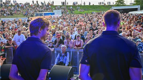 Ziga Jeglic (links) und Jan Urbas wurden von den Fans vor der Containerbühne bei den Maritimen Tagen besonders laut gefeiert.