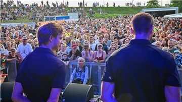 Ziga Jeglic (links) und Jan Urbas wurden von den Fans vor der Containerbühne bei den Maritimen Tagen besonders laut gefeiert.