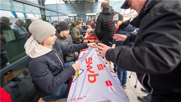 Die Top-Stars verlängern bei den Fischtown Pinguins Ziga Jeglic (links) und Miha Verlic bei der Saison-Abschlussfeier der Pinguins.