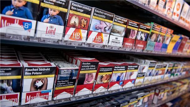 Zigarettenpackungen in einem Kiosk im Regal: Mit dem rückläufigen Trend zum Rauchen sind in Deutschland erneut weniger Zigaretten versteuert worden.