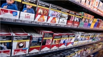 Zigarettenpackungen in einem Kiosk im Regal: Mit dem rückläufigen Trend zum Rauchen sind in Deutschland erneut weniger Zigaretten versteuert worden.
