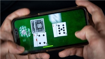 Zocken am Smartphone: Wird der Rahmen einer Hobbytätigkeit überschritten, gilt das Spielen laut Gericht als gewerblich - und damit steuerpflichtig.