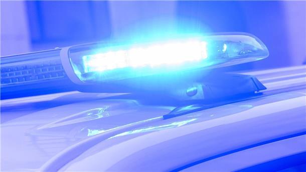 Gestohlenes Auto mit frischen Unfallspuren: Duo in Lehe festgenommen Blaulicht der Polizei. Zoll und Polizei stoppten in der Nacht zum 7. Oktober in Bremerhaven-Lehe einen gestohlenen VW Passat. Zwei Männer ohne Führerschein wurden festgenommen.