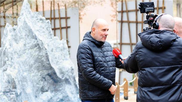 Zoodirektor Miroslav Bobek spricht mit Journalisten vor einem Modell der Ball’s Pyramid, einer australischen Felsinsel, auf der die Baumhummer heimisch sind.