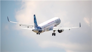 Ein Flugzeug startet