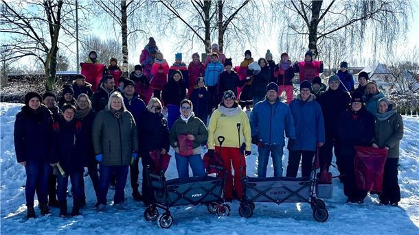 Zu den Gruppen, die sich am Sonnabend trotz Schneefalls nicht vom Müllsammeln abhalten ließen, gehörten die Umweltfreunde der Grundschule FAH.