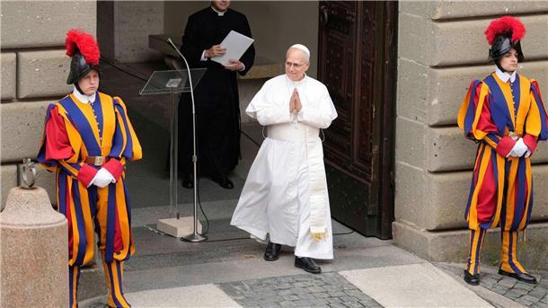 Zu den wichtigsten Aufgaben der Schweizergarde gehört, den Papst zu beschützen.