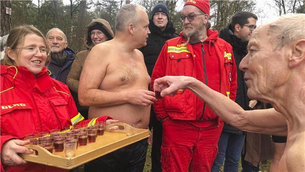 Zu einem „Blauen Bullensee-Schluck“ sagen viele der Anbader nicht nein.