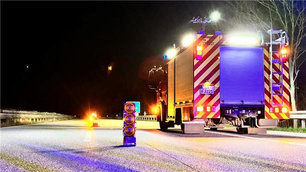 Feuerwehr Uthlede übt die Verkehrssicherung bei Unfällen auf der gesperrten A27 Zu einer Einsatzübung ist die Ortswehr Uthlede Dienstagabend auf dem derzeit gesperrten Teilabschnitt der Autobahn 27 zwischen den Anschlussstellen Uthlede und Hagen unterwegs gewesen..