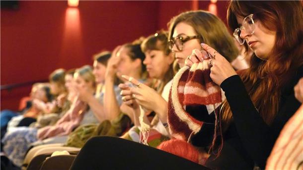 Stricken und gucken Zu einer extra Kino-Vorstellung sind lauter Strick-Fans gekommen.