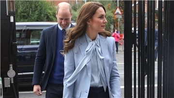 Zu Gast in Belfast: Prinzessin Kate schreitet vorweg, Prinz William folgt ihr.