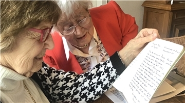 Ingeborg Geidel, geborene Buchecker (rechts) und ihre Freundin Irmgard Thies, geborene Rogner - alle beide geboren im Frühjahr 1928 - in alten Aufzeichnungen. Hier entdecken sie verblüfft ihr Klassentreffen-Tagebuch aus der Berufsschule wieder, 1961.