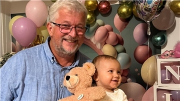 Zu ihrem 1. Geburtstag schenkte DRK-Geschäftsführer Peter Deyle der kleinen Nika einen echten Teddybären. 