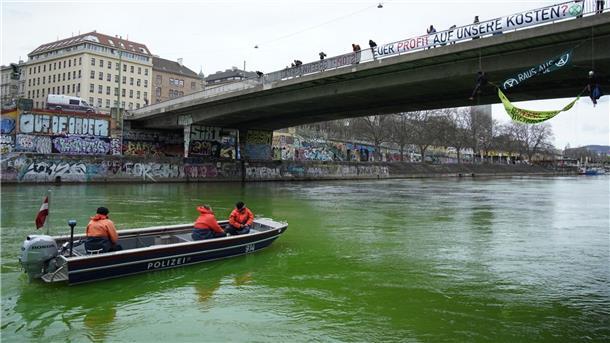 Klima-Aktivisten färben Donaukanal in Wien grün Zu Mittag blockierte eine Gruppe Aktivisten die Salztorbrücke in der Wiener Innenstadt und färbte den Donaukanal grün.