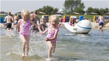 Kinder spielen im Flachwasserbereich der Nordseelagune Burhave