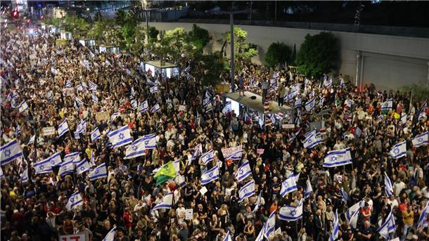 Tausende demonstrieren in Tel Aviv für Geisel-Freilassung Zu Tausenden gingen Angehörige von Geiseln und ihre Unterstützer in Tel Aviv auf die Straße um Druck auf die eigene Regierung auszuüben.