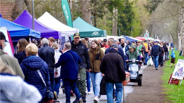 Blütenfest 2025 am Oste-Hamme-Kanal Zu Tausenden kamen die Besucherinnen und Besucher am Sonntag zum Blütenfest 2025 an den Oste-Hamme-Kanal.