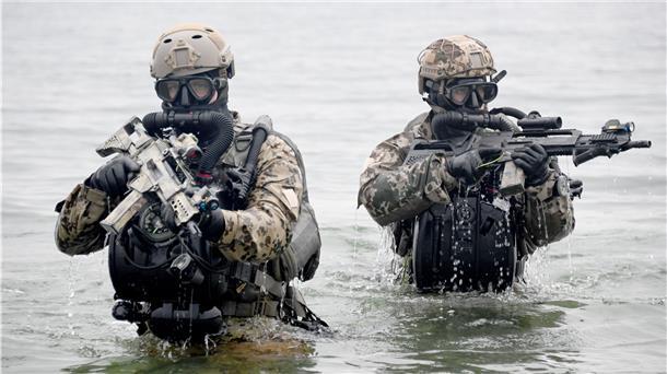 Zu Wasser, zu Lande oder aus der Luft: Die Einsatzwege der Kampfschwimmer sind manigfaltig.