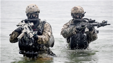 Zu Wasser, zu Lande oder aus der Luft: Die Einsatzwege der Kampfschwimmer sind manigfaltig.