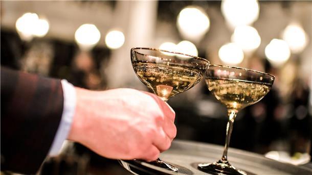 Menschen in Frankreich sparen bei Champagner und Pastete Zu Weihnachten und zum Jahreswechsel tischen die Menschen in Frankreich gerne richtig gut auf - in diesem Jahr aber sparen sie bei Champagner, Räucherlachs und Gänseleberpastete.