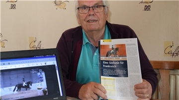 Züchter Hans-Ludwig Dittmer freut sich über den Erfolg seiner Dreijährigen "Sinfonie" und die Veröffentlichungen im Internet und der Fachzeitschrift "Der Hannoveraner".