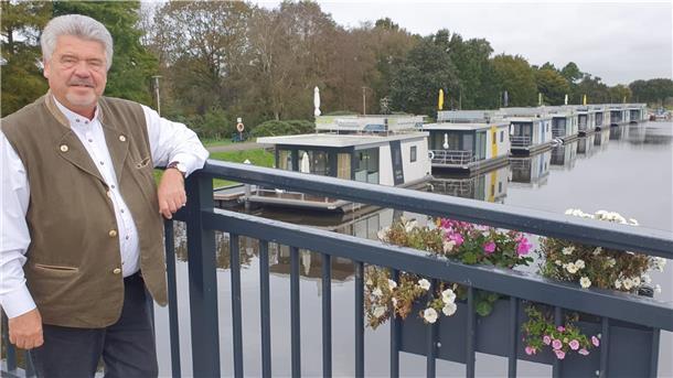 Zufrieden mit der Buchungsbilanz für die acht Hausboote auf dem Beerster Kanal: Hans-Joachim Frost, Geschäftsführer der Reederei GmbH Marina am See. Die Gesellschafter wollen sich bei ihrer nächsten Sitzung auch darüber unterhalten, eventuell weitere Boote zu Wasser zu lassen.